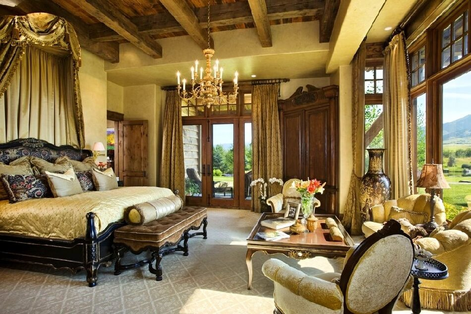 Классическая светлая спальня с изысканной мебелью, торшерами и портьерами, всегда будет удивлять гостей своим богатым убранством