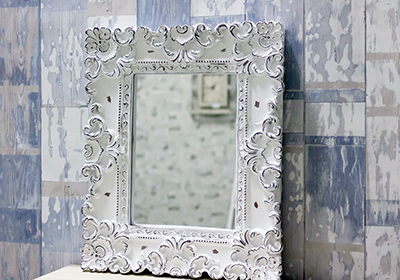 Зеркало с рамой и частично потрескавшимся покрытием