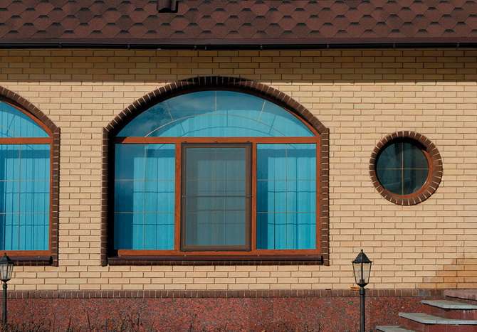 дом с коричневым ПВХ окном
