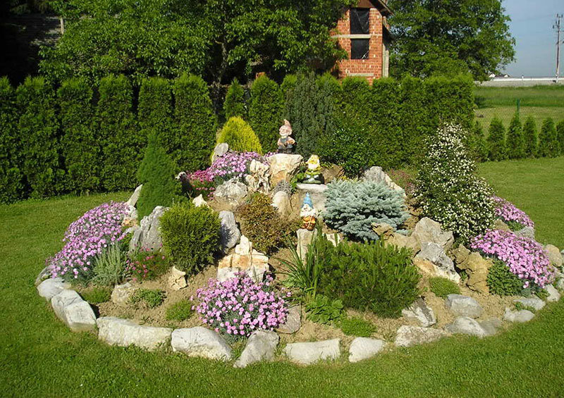 Горка в саду из камней для цветов своими руками фото
