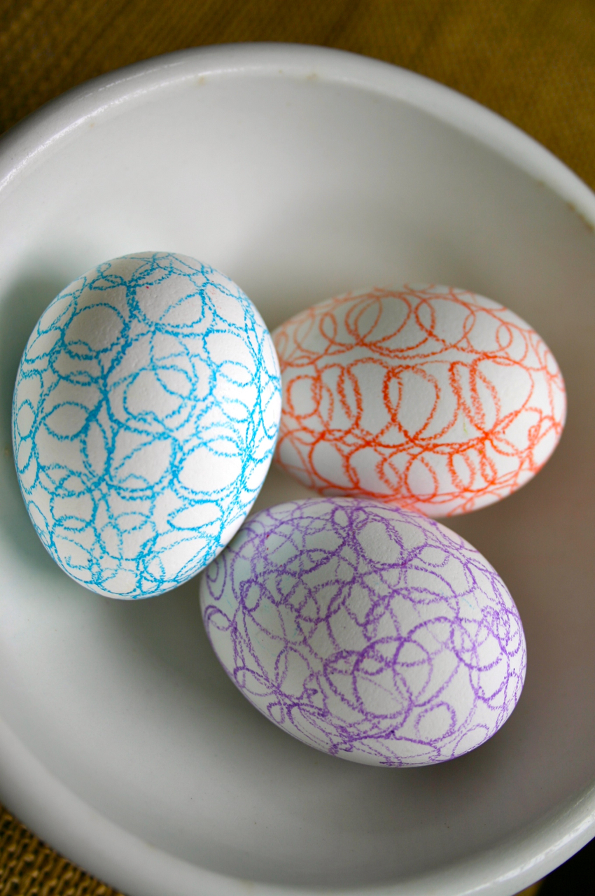 Как сделать красивые яйца. Необычная окраска пасхальных яиц. Необычное окрашивание яиц. Крашение яиц на Пасху. Красивое окрашивание яиц.