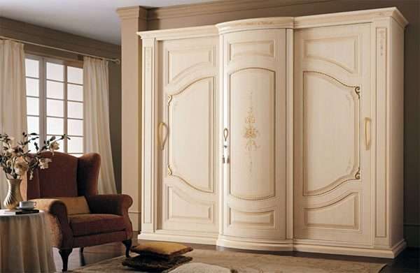 белый шкаф в гостиной в современном стиле классика