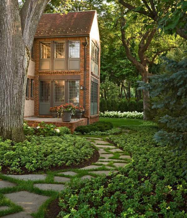 Ландшафтный дизайн загородного дома - красивые садовые дорожки