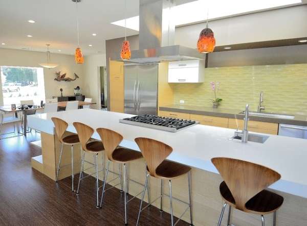 Дизайн современных кухонь в частном доме - фото со столовой