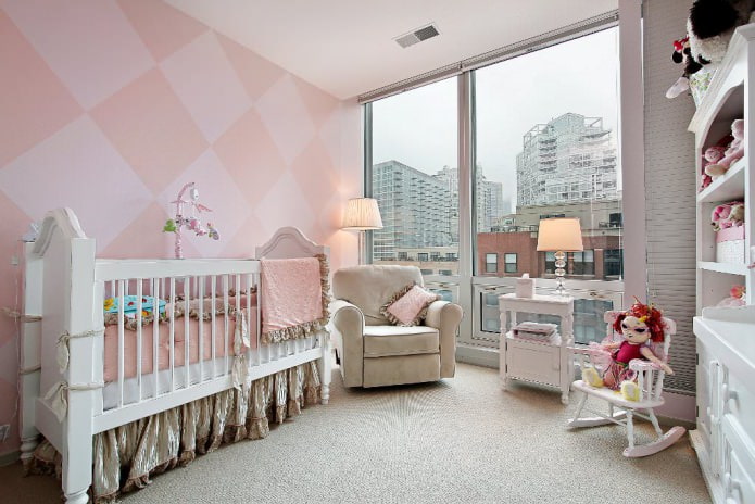 обои в розовом цвете в детской комнате для новорожденного