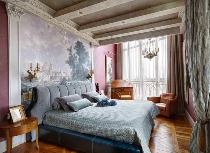 стена у изголовья кровати в спальне классического стиля задекорирована росписью на флизелине