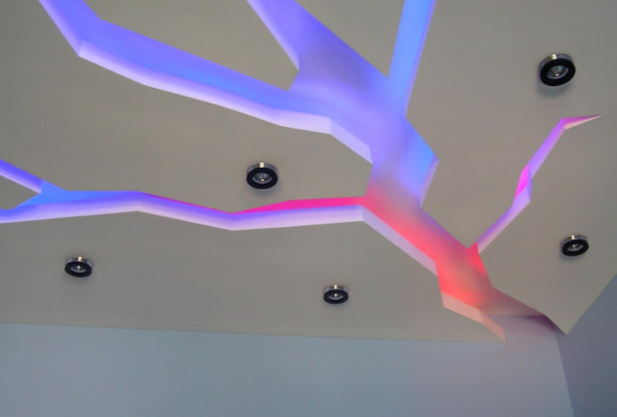 фигурная потолочная конструкция с подсветкой