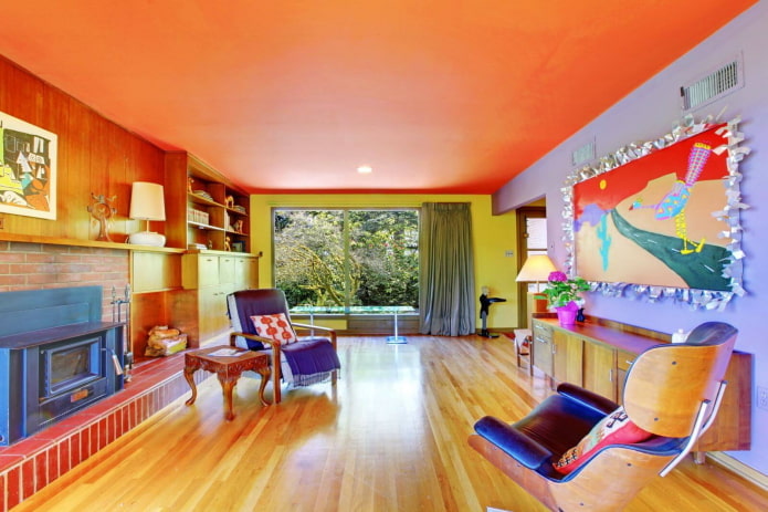 оранжевый потолок в интерьере гостиной