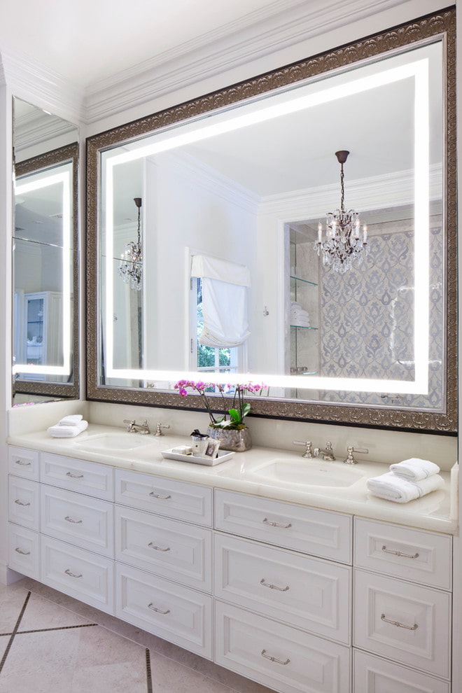 зеркало с внутренней подсветкой в интерьере ванной
