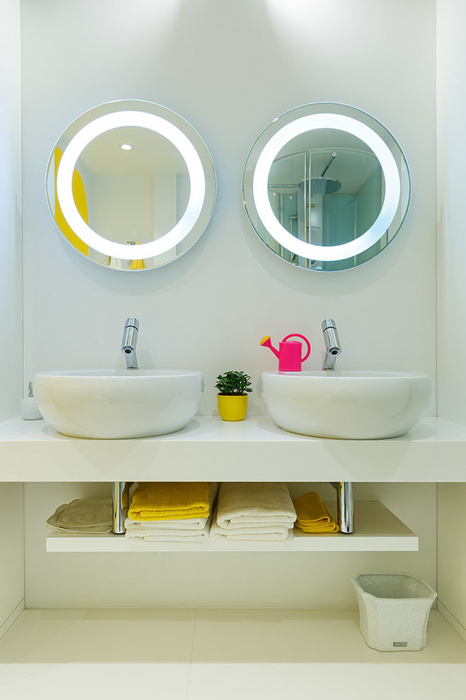 зеркала с внутренней подсветкой в интерьере ванной