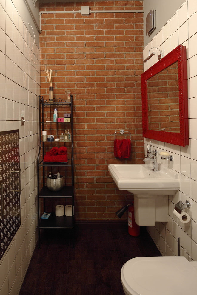 зеркало в красной раме в интерьере ванной