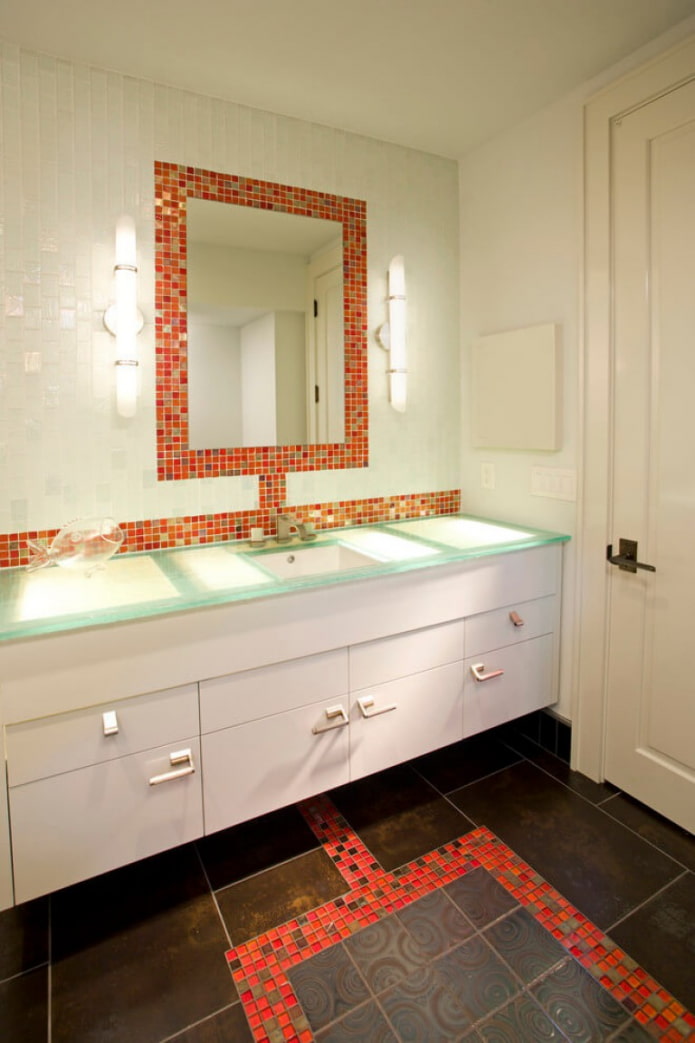 зеркало с мозаикой в интерьере ванной