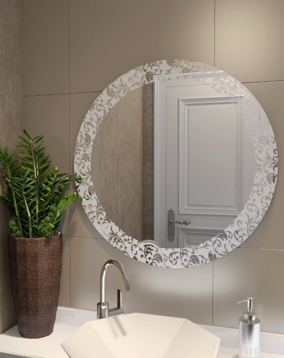 зеркало с пескоструйным рисунком в интерьере ванной