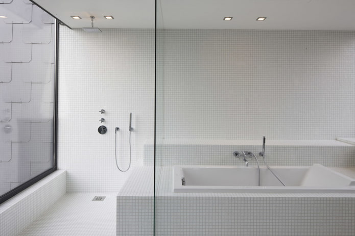 белая мозаика в интерьере ванной