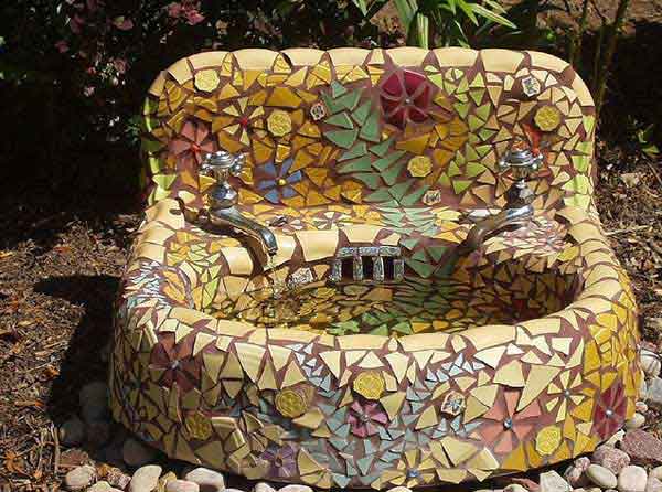 Украшенная садовая раковина мозаикой