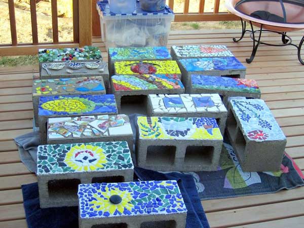 Блоки из бетонна украшенные мозаикой