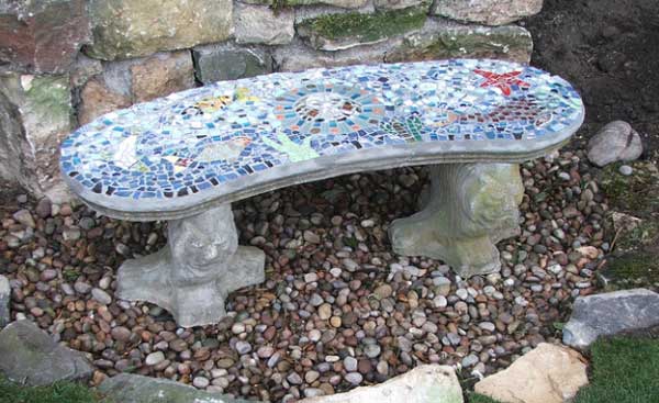 Бетонная скамья украшенная мозаикой