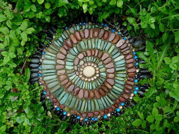 Садовая дорожка круглой формы украшенная мозаикой из стекла