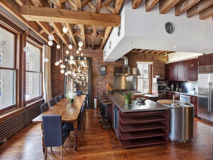 Потолок с деревянными элементами на кухне в стиле лофт