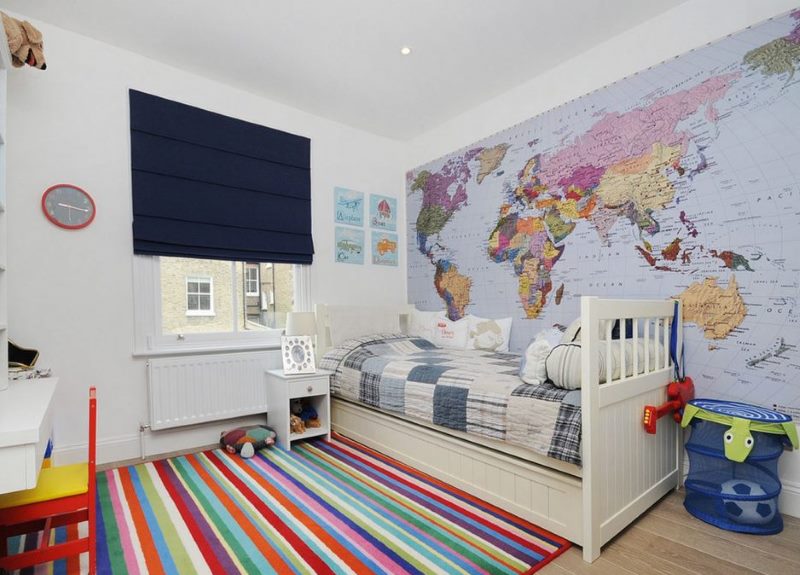Карта мира на стене детской спальни