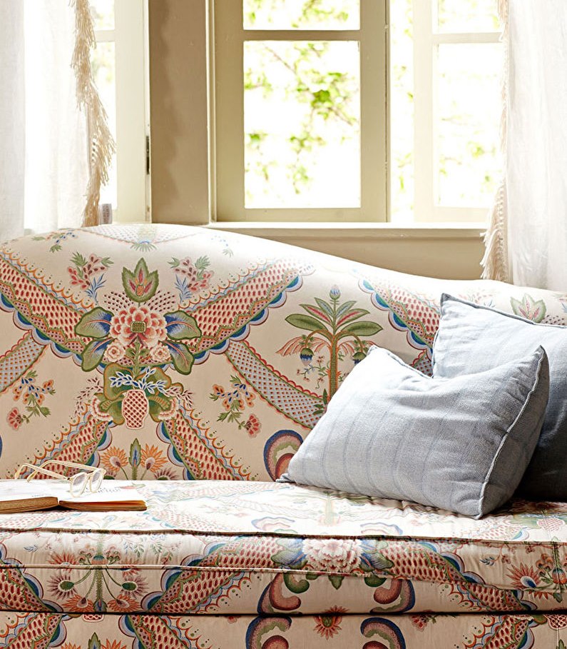 Декоративные подушки на диване с пестрой обивкой