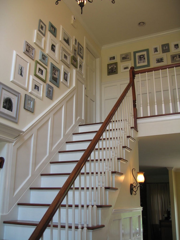 Декорирование стены над лестницей с помощью картин