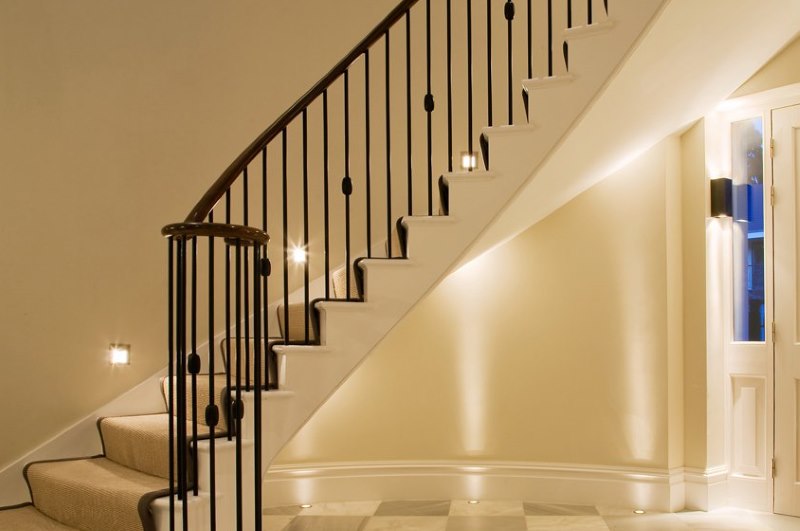 Подсветка ступеней внутридомовой лестницы