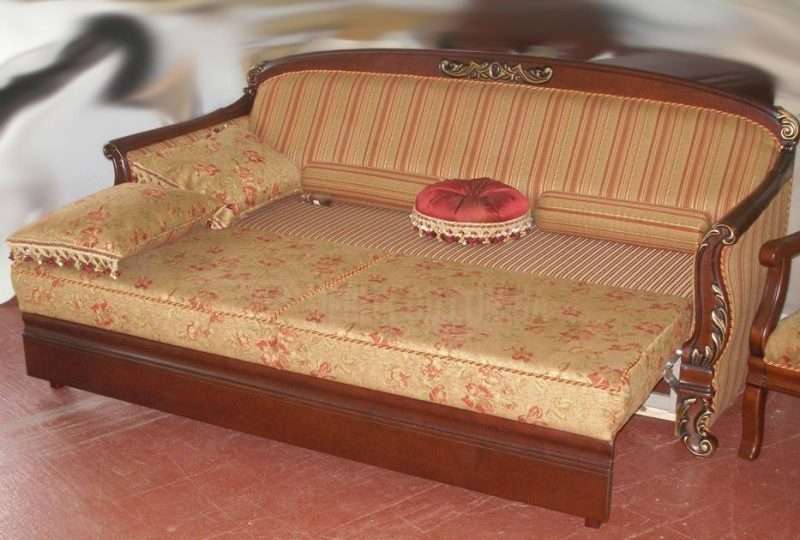 Раскладной диван для маленькой кухни в классическом стиле