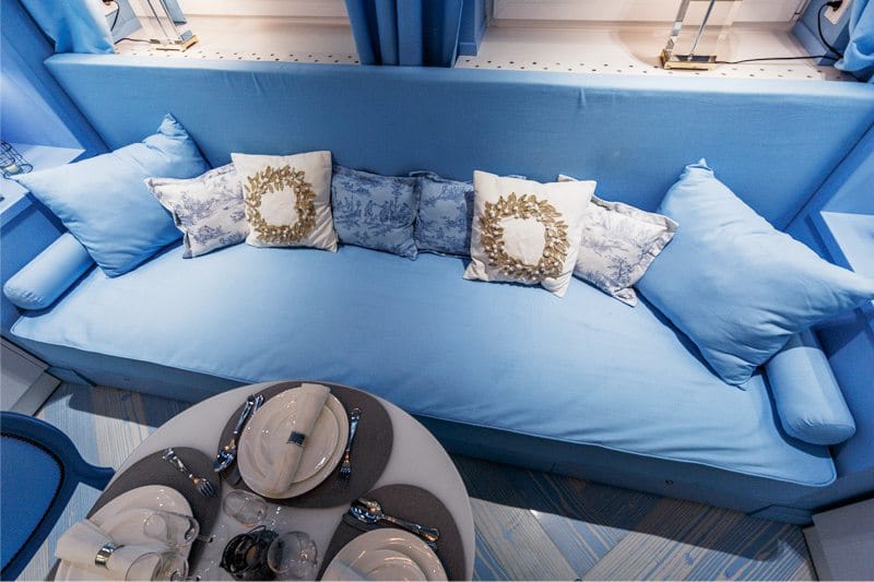Прямой диван с голубой обивкой из ткани
