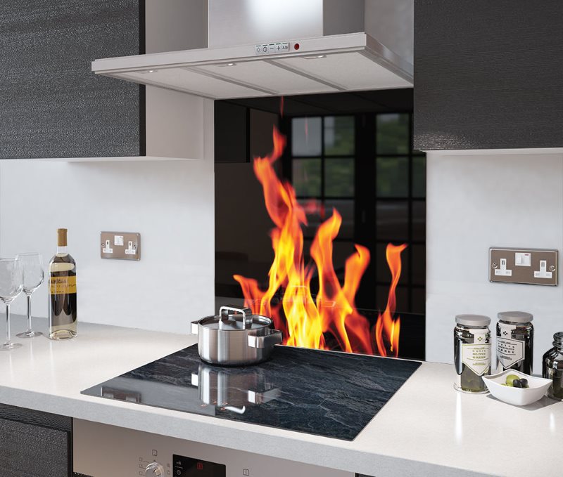Изображение открытого огня на кухонном фартуке из стекла
