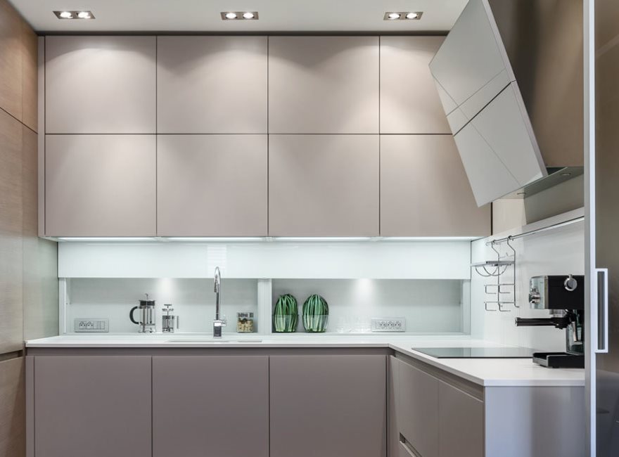 Кухонный гарнитур с фасадами без ручек в стиле модерн