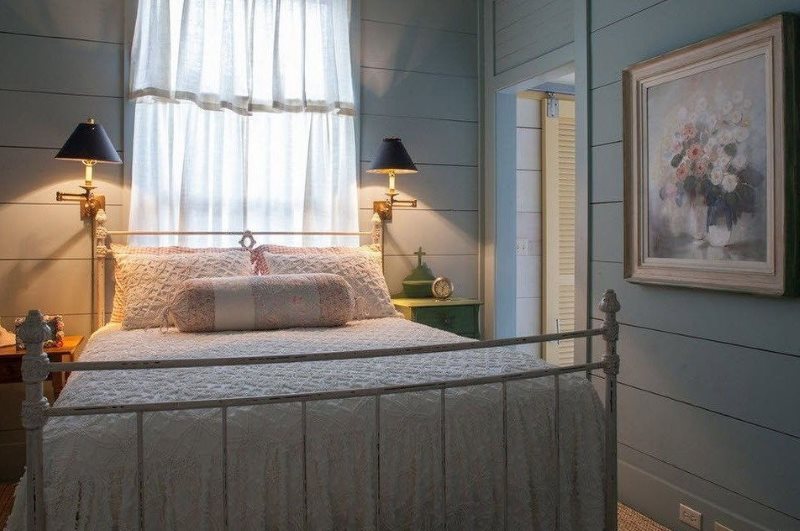 Двухспальная кровать в небольшой спальне стиля кантри