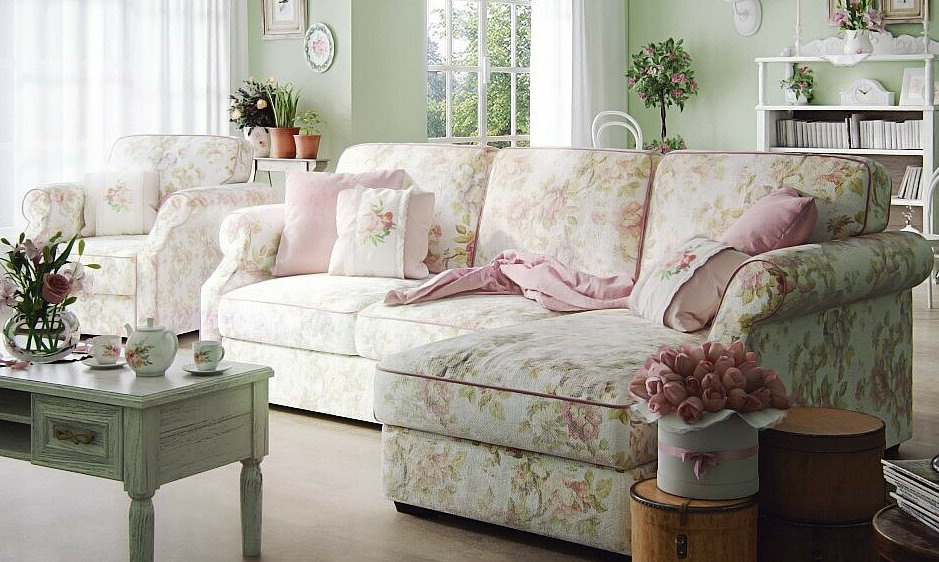 Угловой диван с цветочной обивкой в стиле прованс