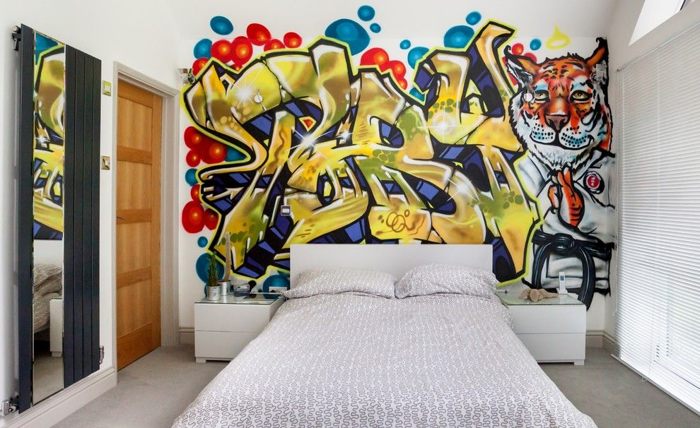 Граффити над кроватью девочки-подростка
