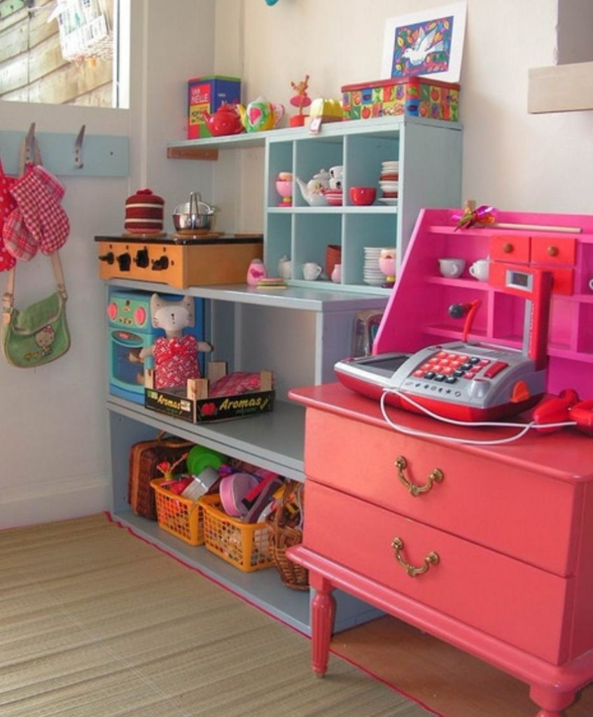 Игровой уголок с мини-кухней в комнате девочки-дошкольницы