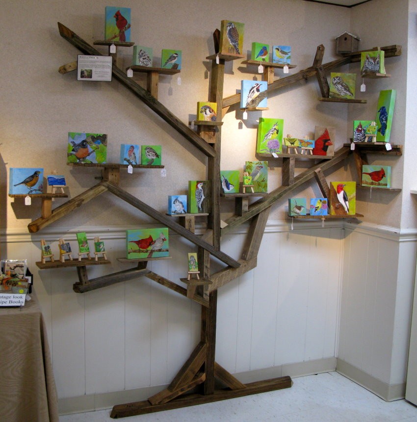 Полки на деревянном дереве в детской комнате