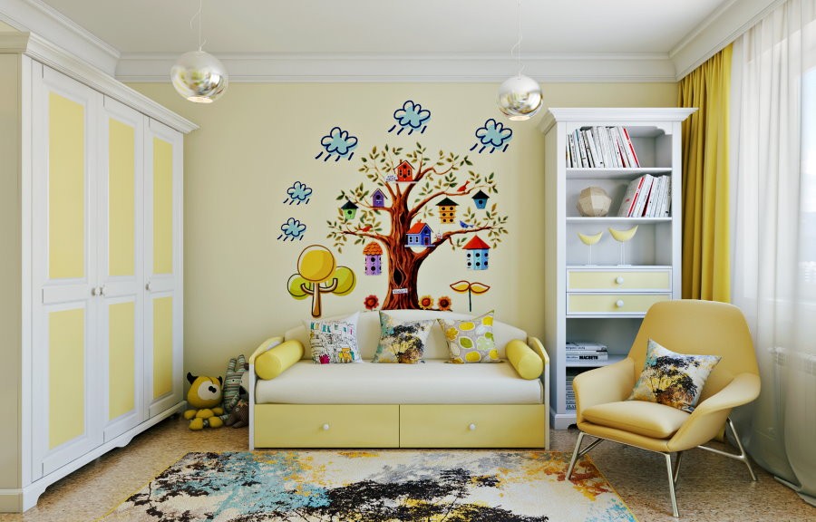 Светло-желтые обои с рисунком на стене детской
