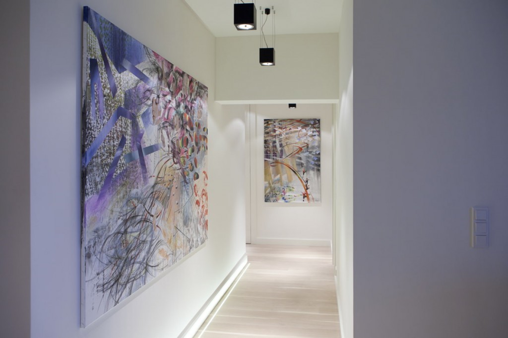 Абстрактная живопись в коридоре с белыми стенами