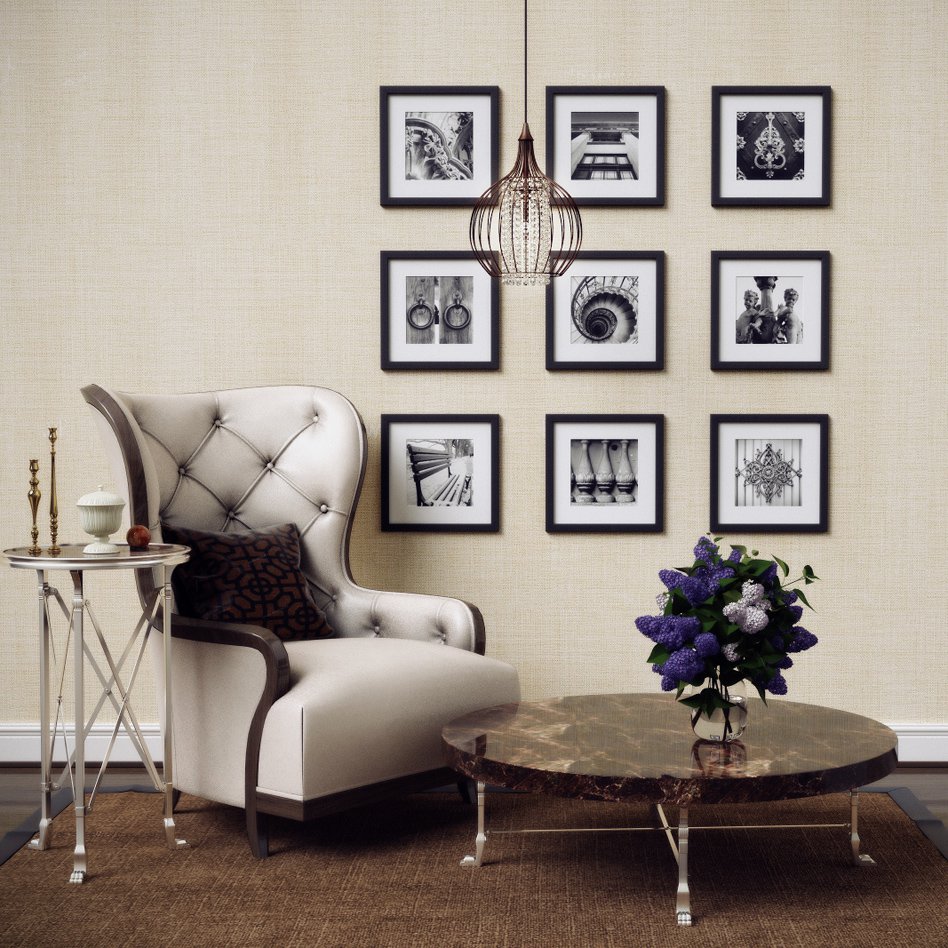 Мягкое кресло с высокой спинкой у стены с фотографиями