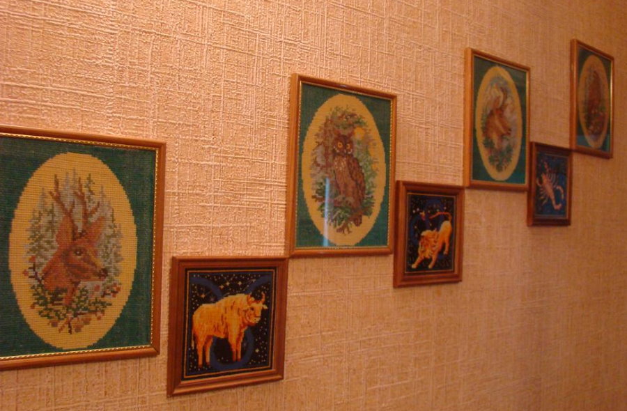 Картины с вышивкой крестиком на стене прихожей