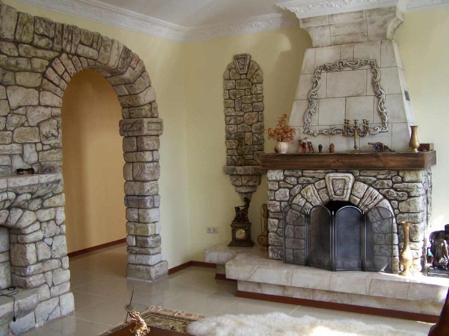 Каменная арка в гостиной с камином