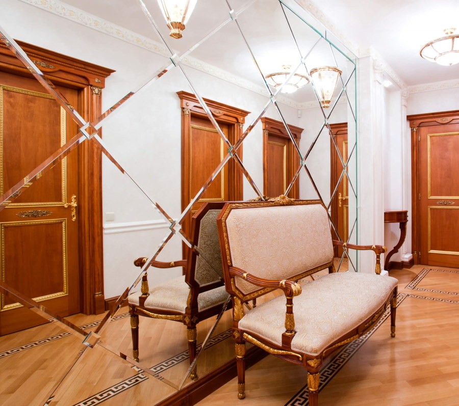 Зеркальное панно в коридоре классического стиля