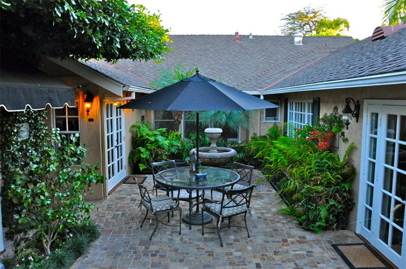 intimate courtyard garden