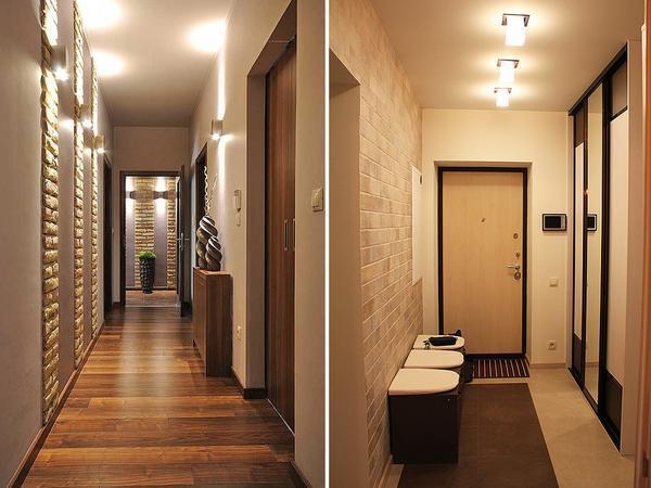 Визуально расширить узкий коридор помогут обои светлых тонов, либо обои с имитацией под дерево или камень
