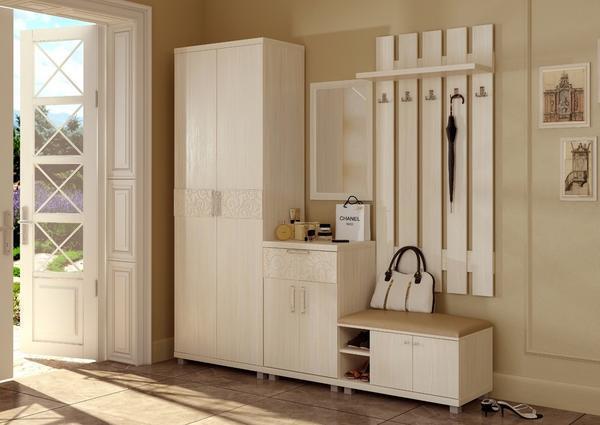 Деревянный декоративный шкаф, окрашенный в белый цвет, отлично вписывается в классический интерьер 