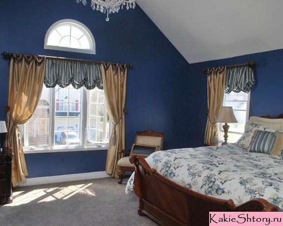 бежевые портьеры к синим стенам в спальне