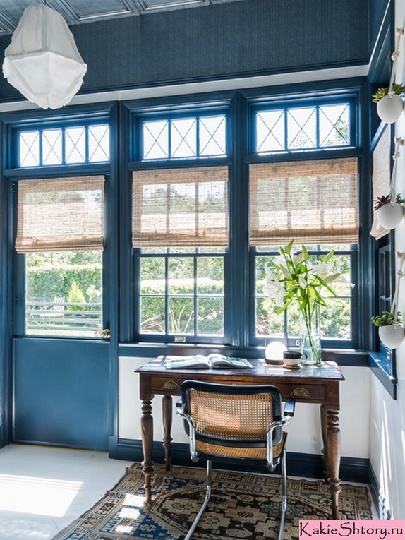 римские шторы к синим обоям в кабинете