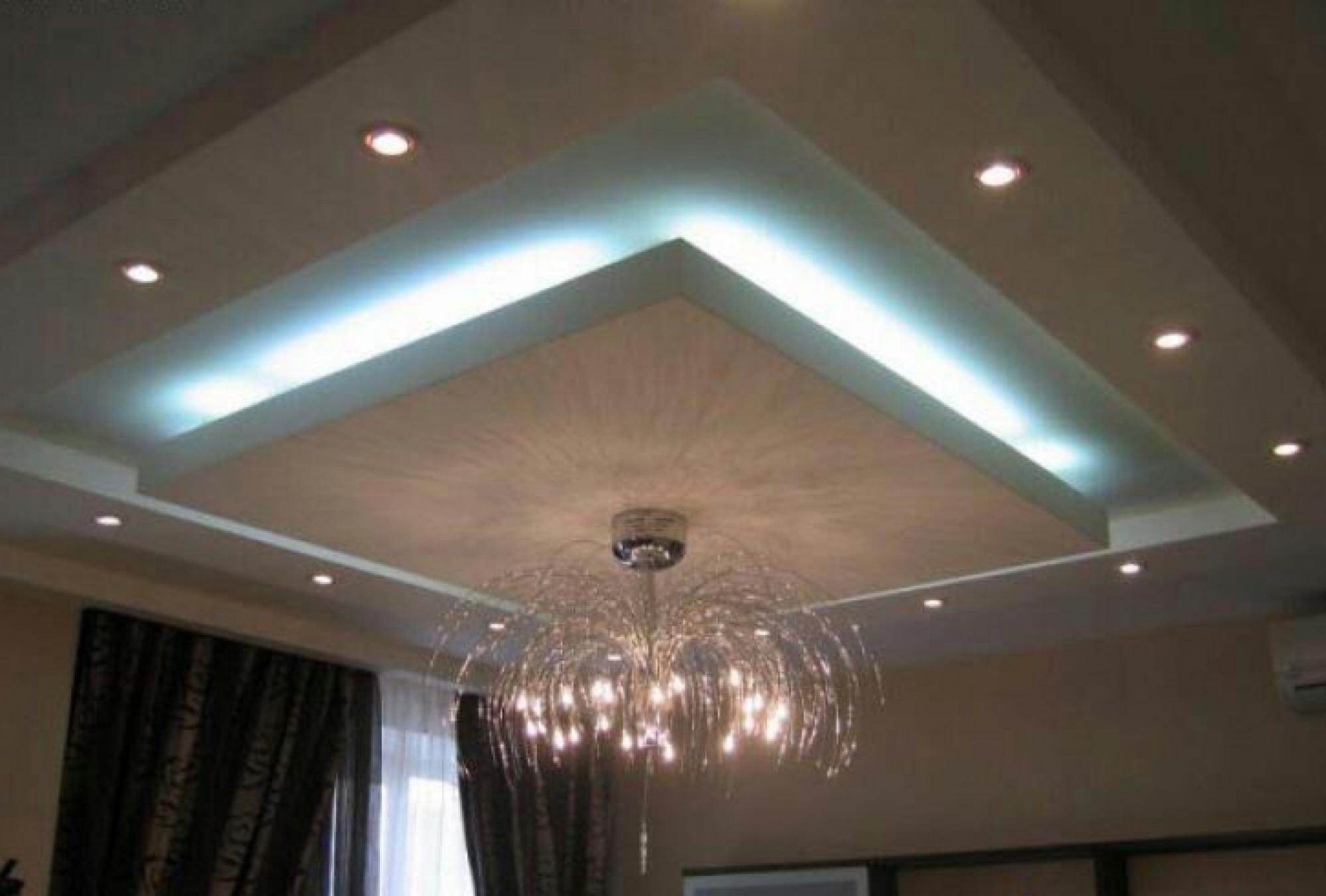 Гипсокартонные потолки с двумя и более уровнями позволяют привнести дополнительный декор и подсветку