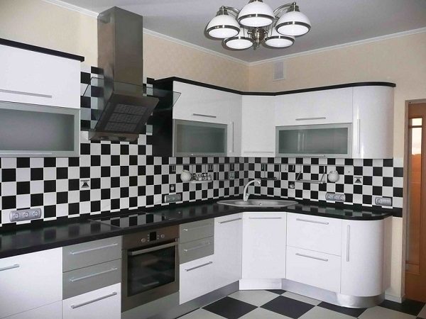 кухня чёрно-белая шахматный фартук