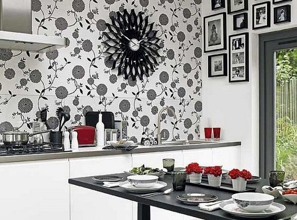 Цветочный черно-белый рисунок на обоях в кухне